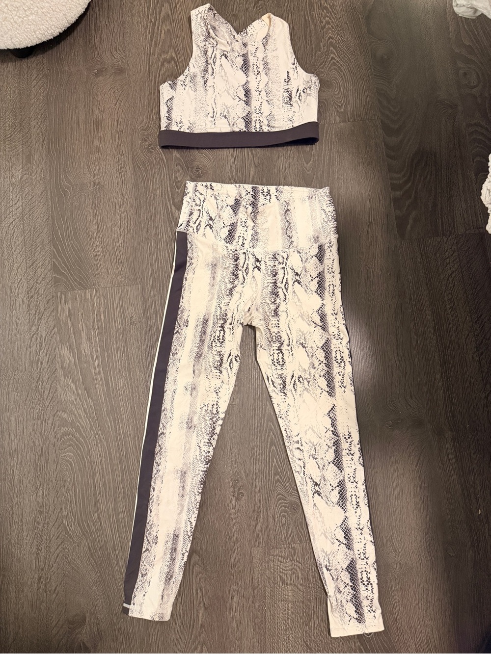 TENDU Snake Print Active Leggings in White & Gray - Size M - NEW